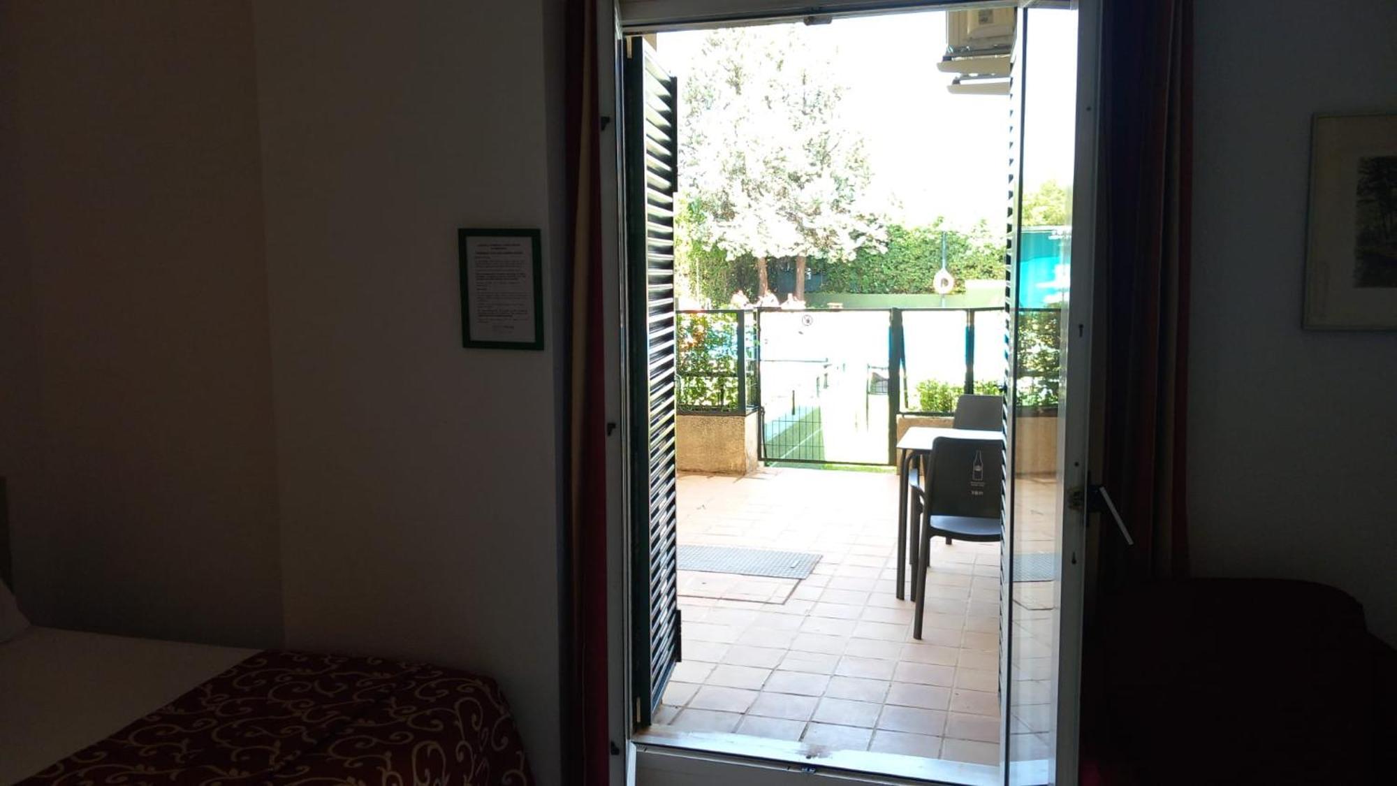 Hospedium Hotel Apartamentos Simon Verde Mairena del Aljarafe Rum bild